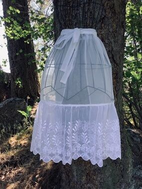 White Chiffon Apron with Eyelet Ruffle Wedding Costume Oktoberfest Fall Festival